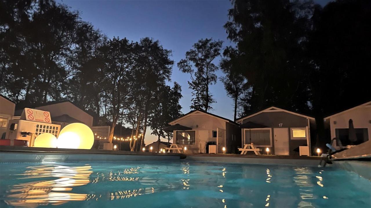 Lumi Resort Domki Letniskowe Z Podgrzewanym Basenem Rewal Buitenkant foto