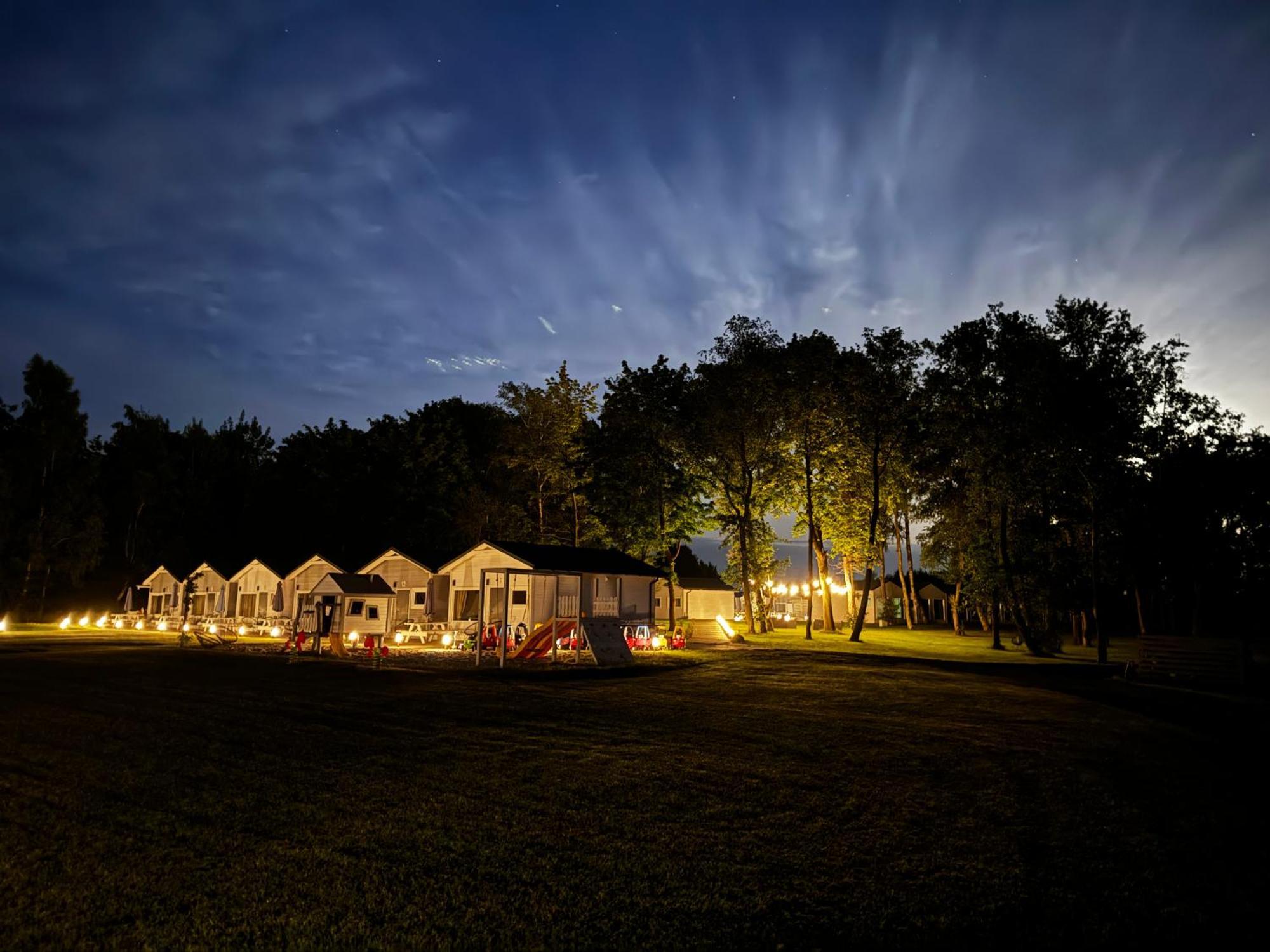 Lumi Resort Domki Letniskowe Z Podgrzewanym Basenem Rewal Buitenkant foto